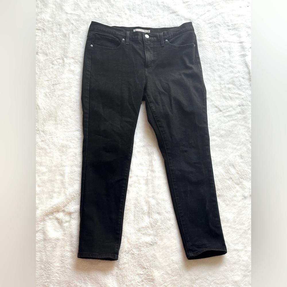 Levi’s shaping skinny ankle black pants size 31